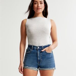 Abercrombie & Fitch “the mom short” high-rise curve love